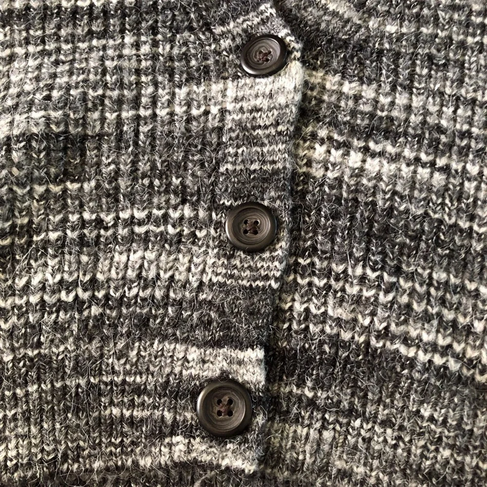 Old Navy Black & White knit semi-cropped button up sweater in size S (6-7)
